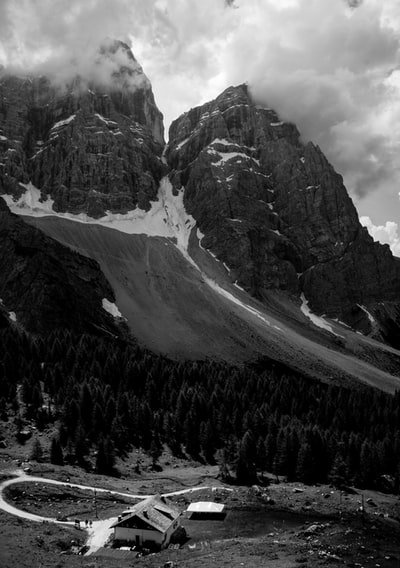 白云下山脉的灰阶摄影